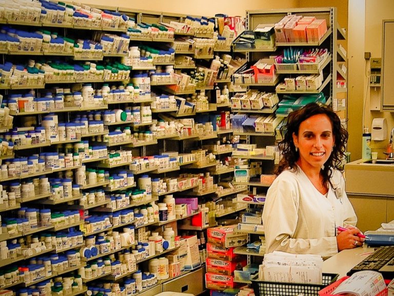 Balconista: ligação entre a farmácia e o cliente
