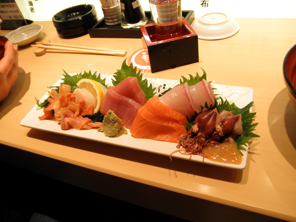 O Sashimi consiste em finas fatias cruas de peixe ou de frutos do mar.