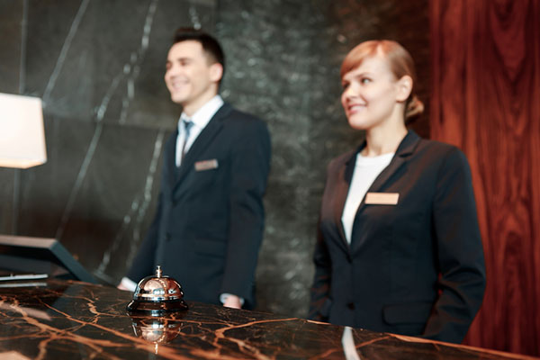 Recepcionista de Hotel: pesquisas no setor hoteleiro oportunizam empregos diretos até 2020
