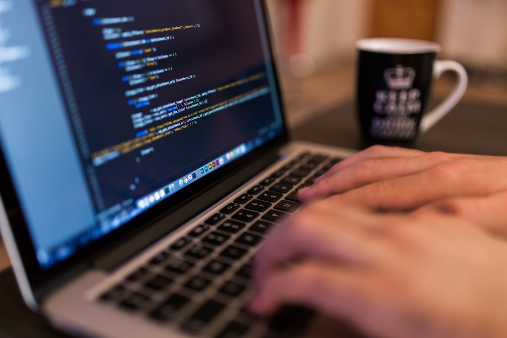 O programador capacitado pode alcançar salários altos no mercado (Créditos Unplash/Via Pixabay)