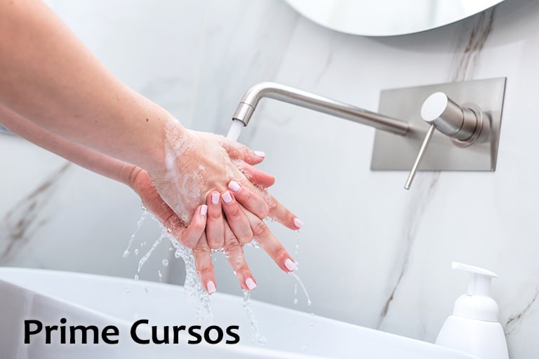 Alguem lavando as mãos com água e sabão 