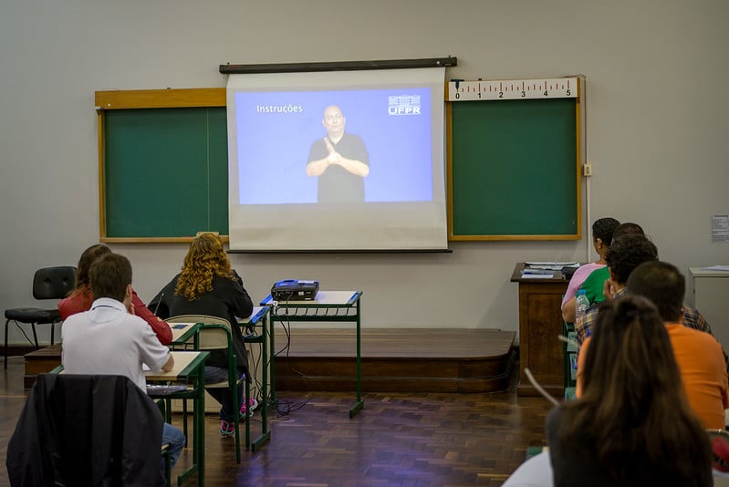 Professor dando aula de sinais 