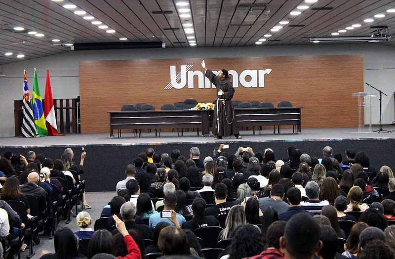 Estudantes se formando no curso de Libras da universidade Unimar