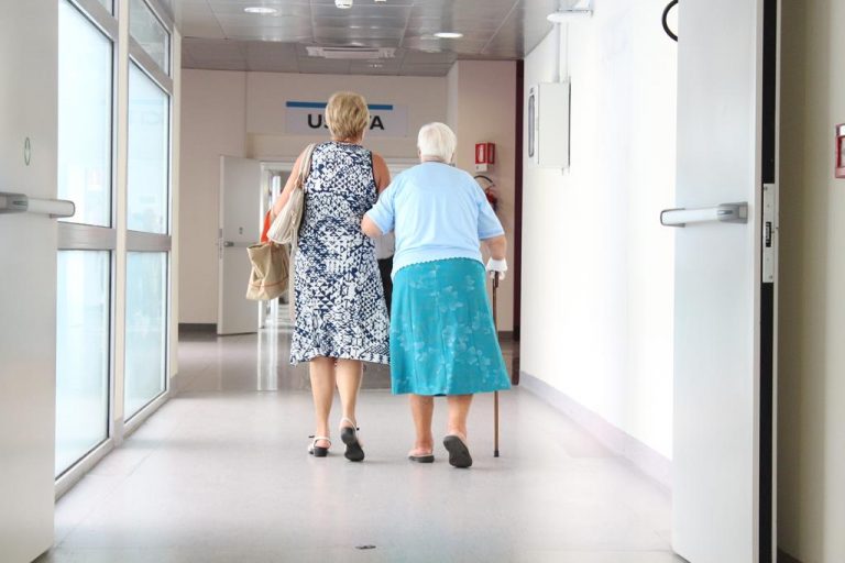 O que faz o cuidador de idosos? Quais suas responsabilidades?