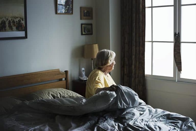 Quanto ganha um cuidador de idoso noturno por dia?