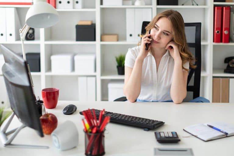 O que precisa para ser telefonista? Habilidades e formação