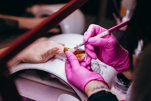 Manicure fatura até R$ 12.000 por mês com unhas estilizadas