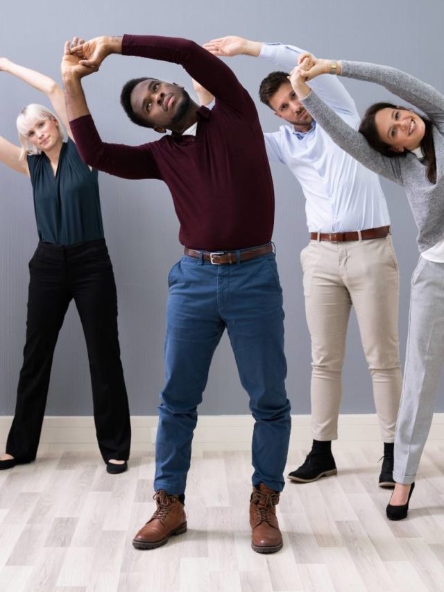 grupo de pessoas fazendo ginastica laboral