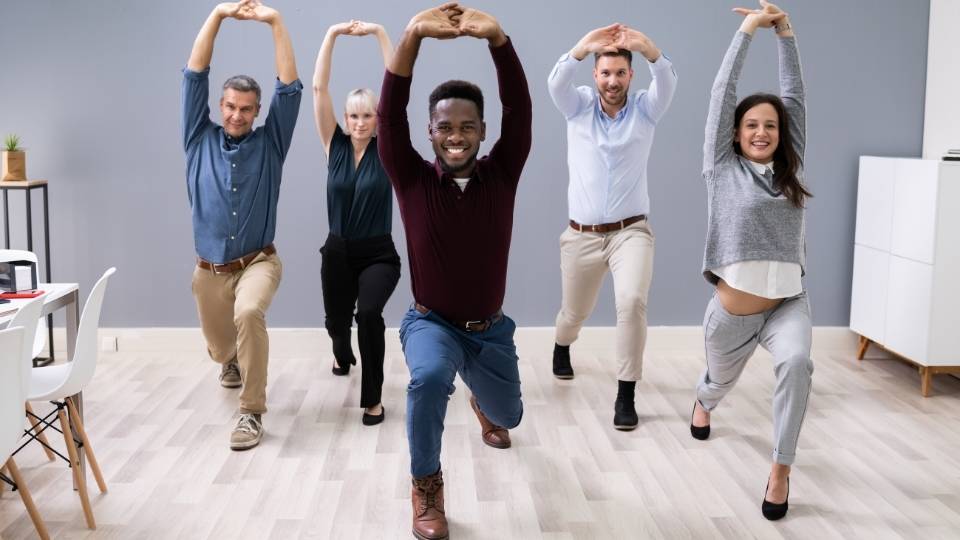 Grupo de pessoas fazendo ginástica laboral