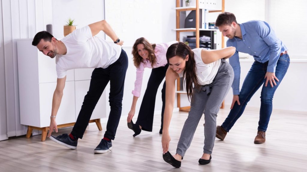 Grupo de pessoas fazendo ginástica laboral.