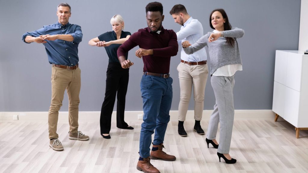 Grupo de pessoas fazendo ginástica laboral