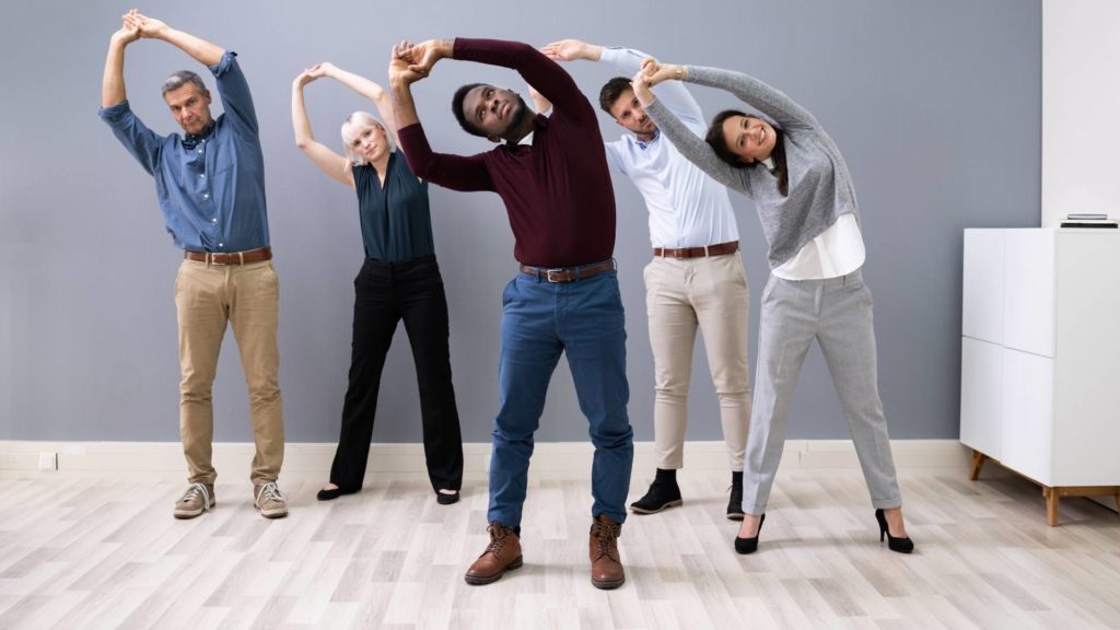 Grupo de pessoas fazendo ginástica laboral