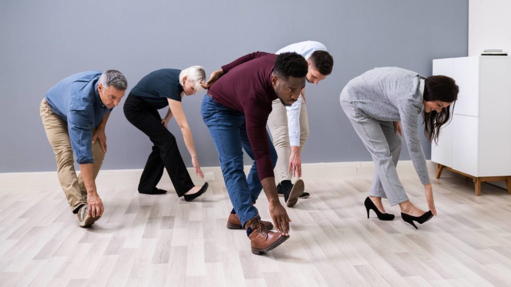 Grupo de pessoas realizando ginástica laboral