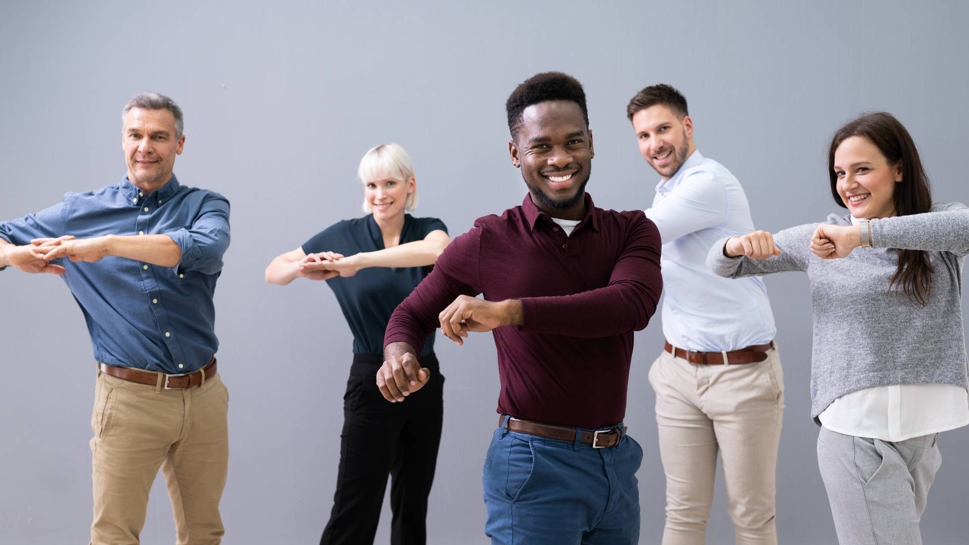 Grupo de pessoas realizando ginástica laboral