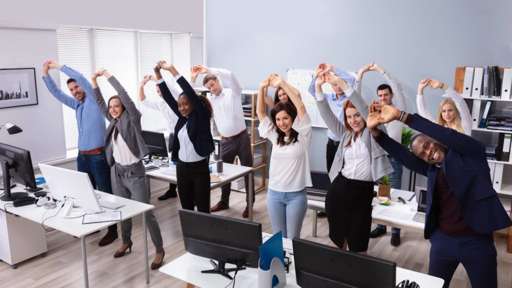 Grupo de pessoas realizando ginástica laboral