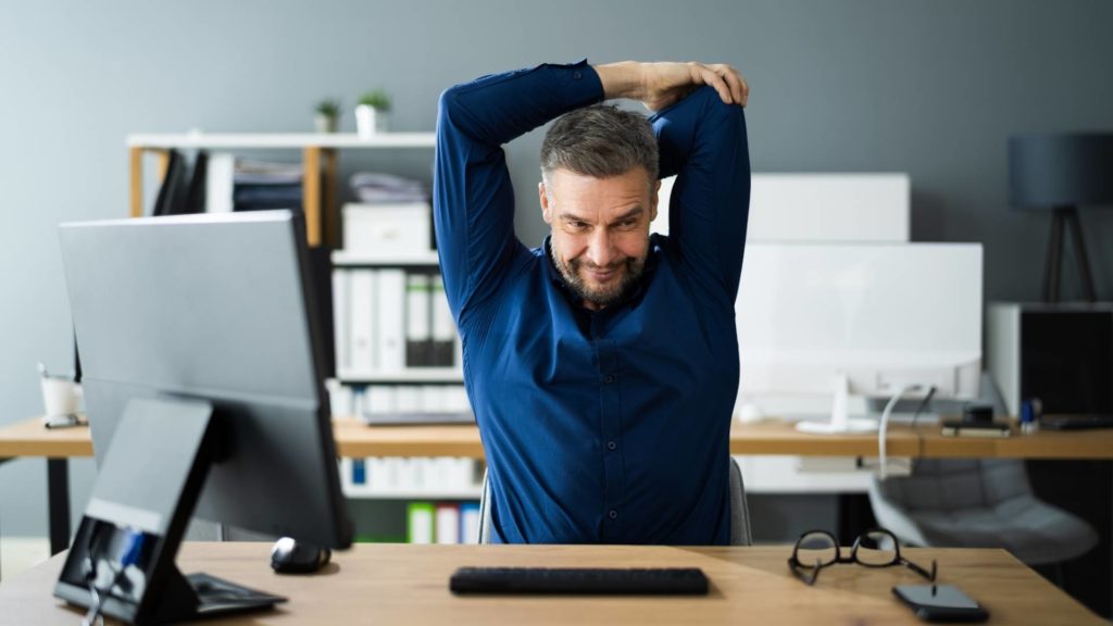 Homem fazendo ginástica laboral