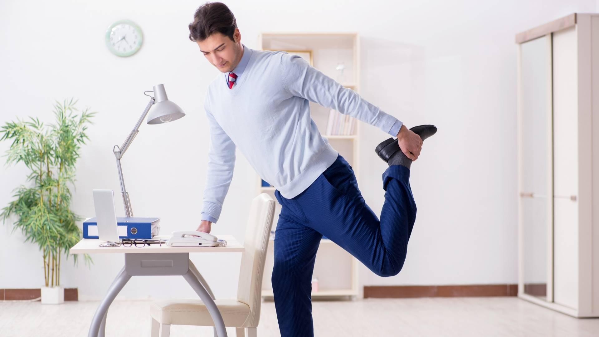 Homem fazendo ginástica laboral