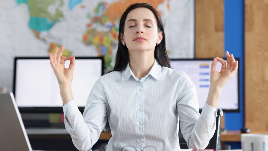 Mulher realizando exercício de relaxamento