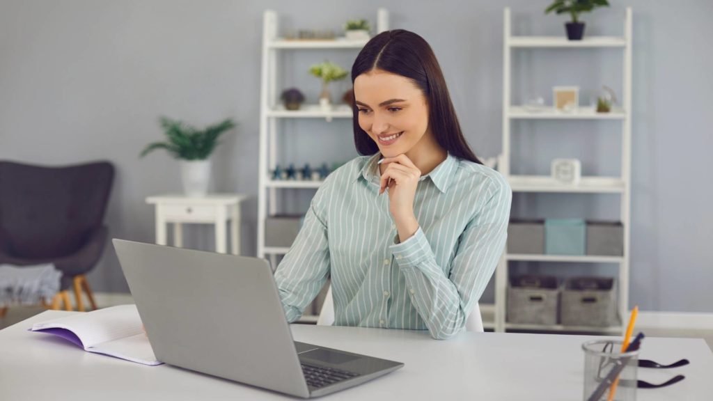 Mulher utilizando computador