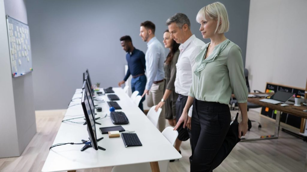 Grupo de pessoas fazendo ginástica laboral