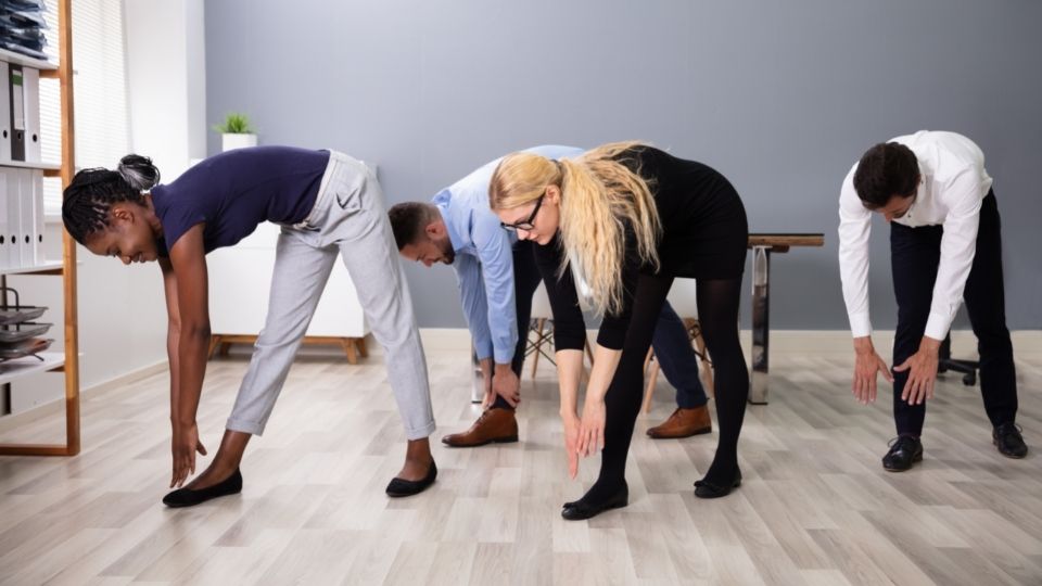 Grupo de pessoas praticando ginástica laboral