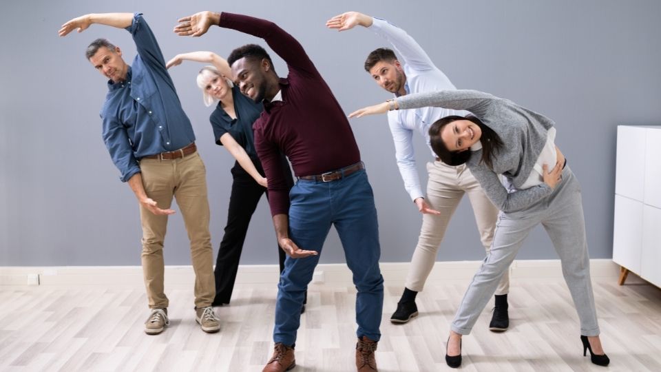 Grupo de pessoas fazendo ginástica laboral