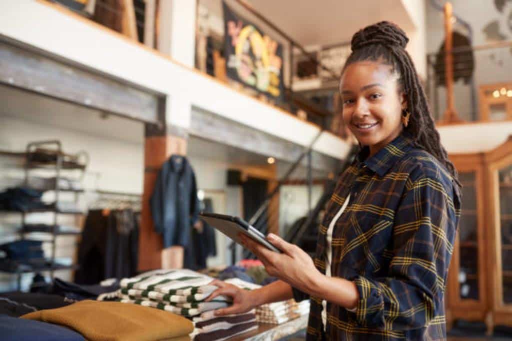 vendedora de roupas no caixa da loja