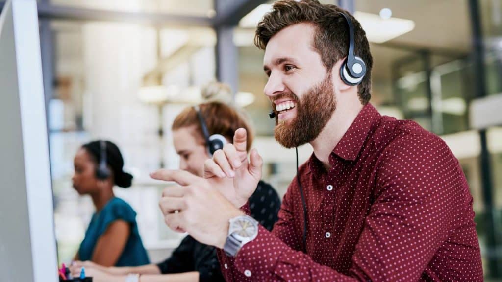 funcionário conversando por telefone com o cliente