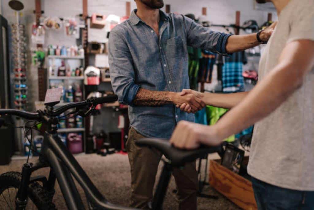 profissional usando as habilidades de um bom vendedor para vender bicicleta