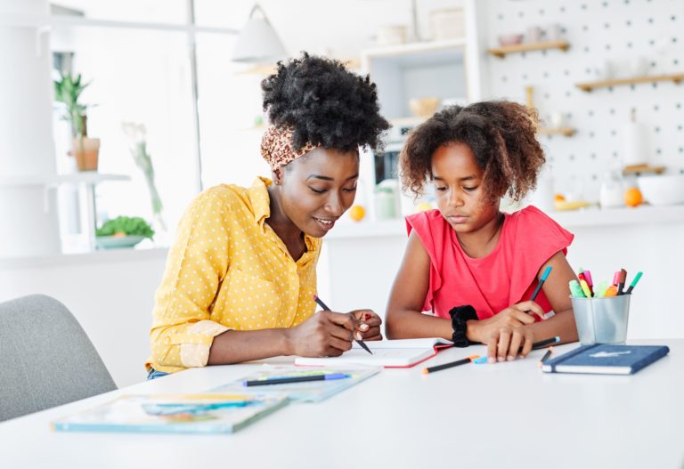 Quanto é o salário de um cuidador infantil?