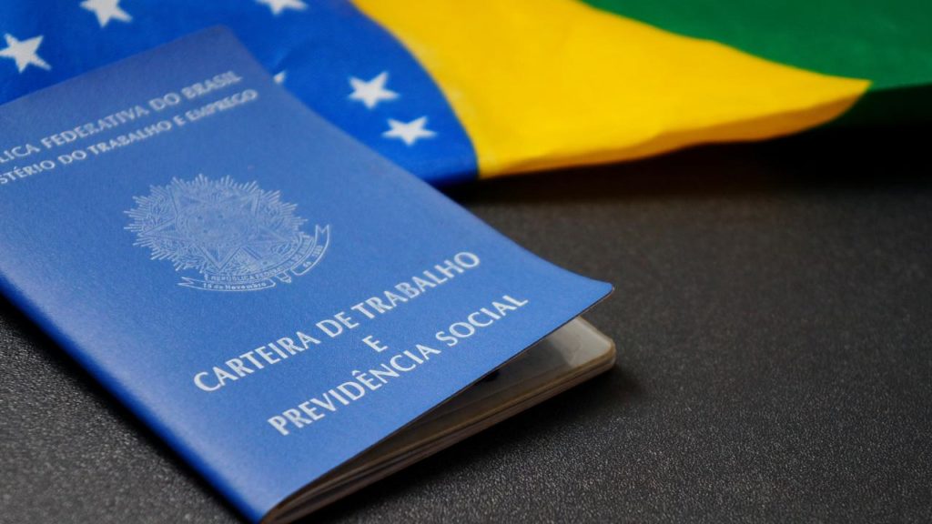 carteira de trabalho nacional em cima da bandeira do Brasil