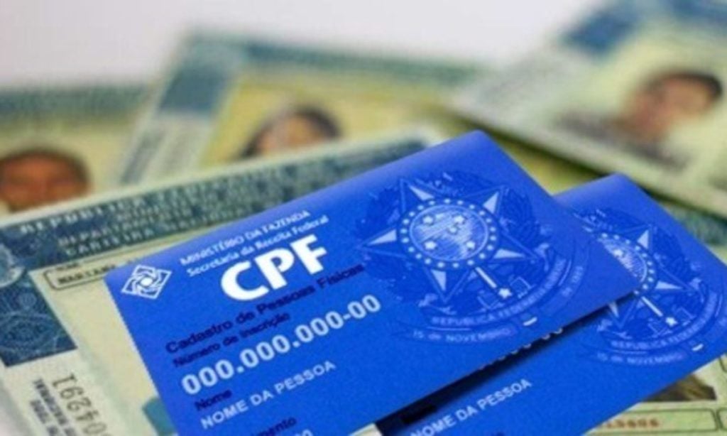 cpf em destaque na imagem, e outros documentos desfocados ao fundo