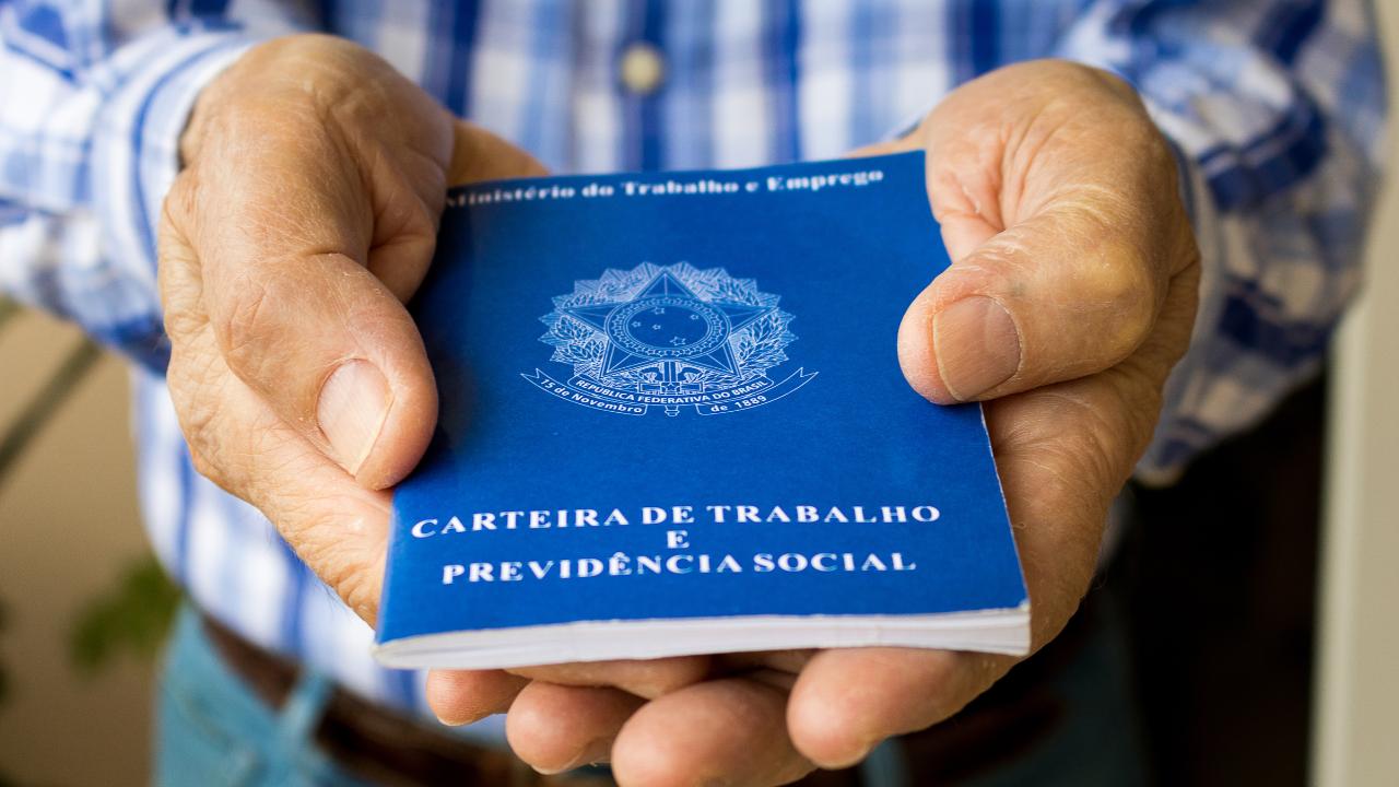 homem apresentando carteira de trabalho para requerer seguro-desemprego