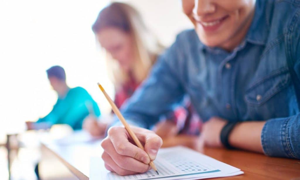 Mulher fazendo uma prova similar ao concurso CNU- Concurso Público Nacional Unificado