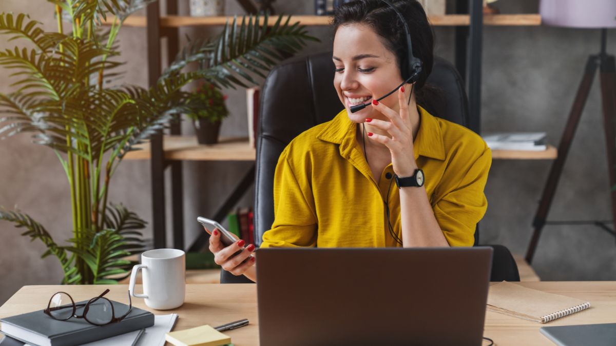 recepcionista trabalhando em sua mesa.