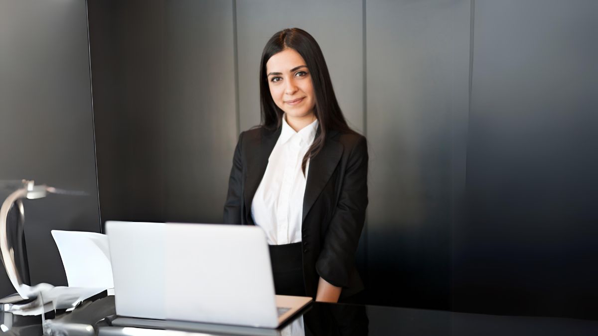 recepcionista em sua mesa de trabalho