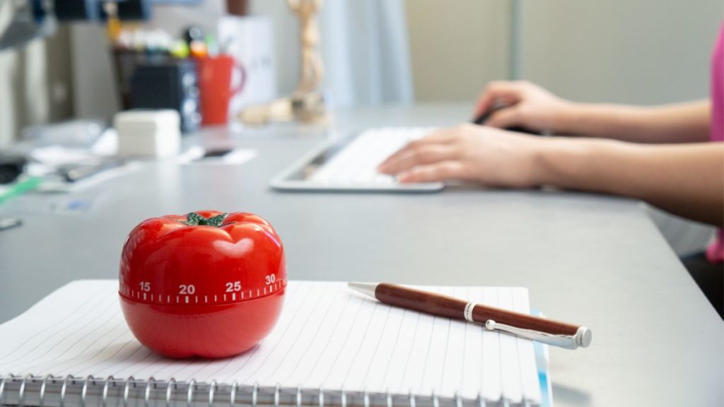 temporizador em formato de tomate marcando o tempo trabalhado.