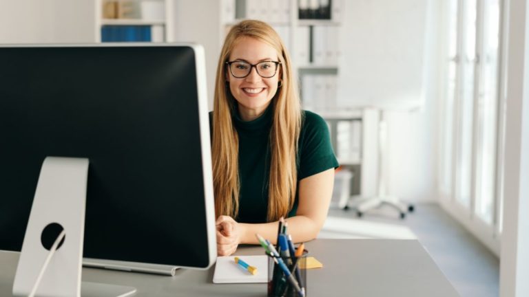 Como é o trabalho de uma recepcionista: responsabilidades e habilidades necessárias