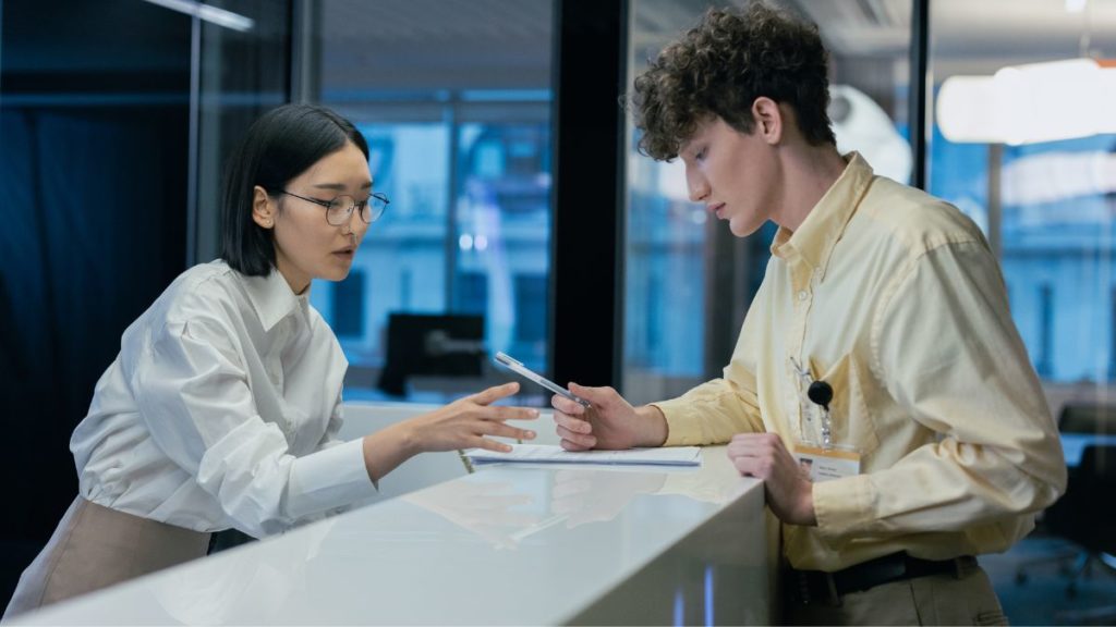 recepcionista atendendo um cliente