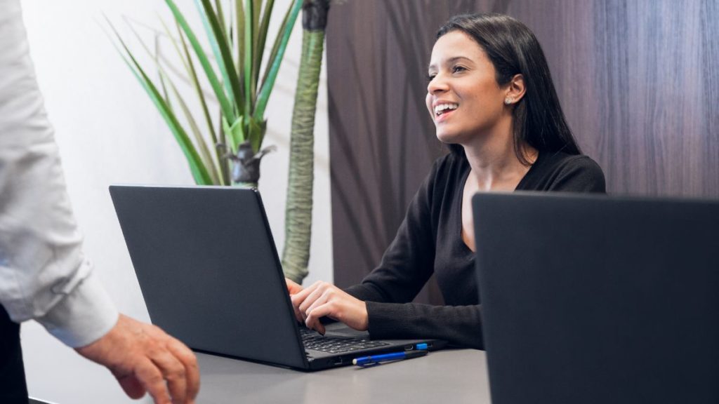 recepcionista conversando com cliente.