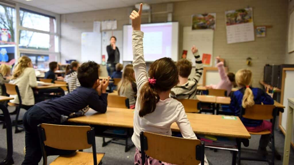 sala de aula com vários alunos