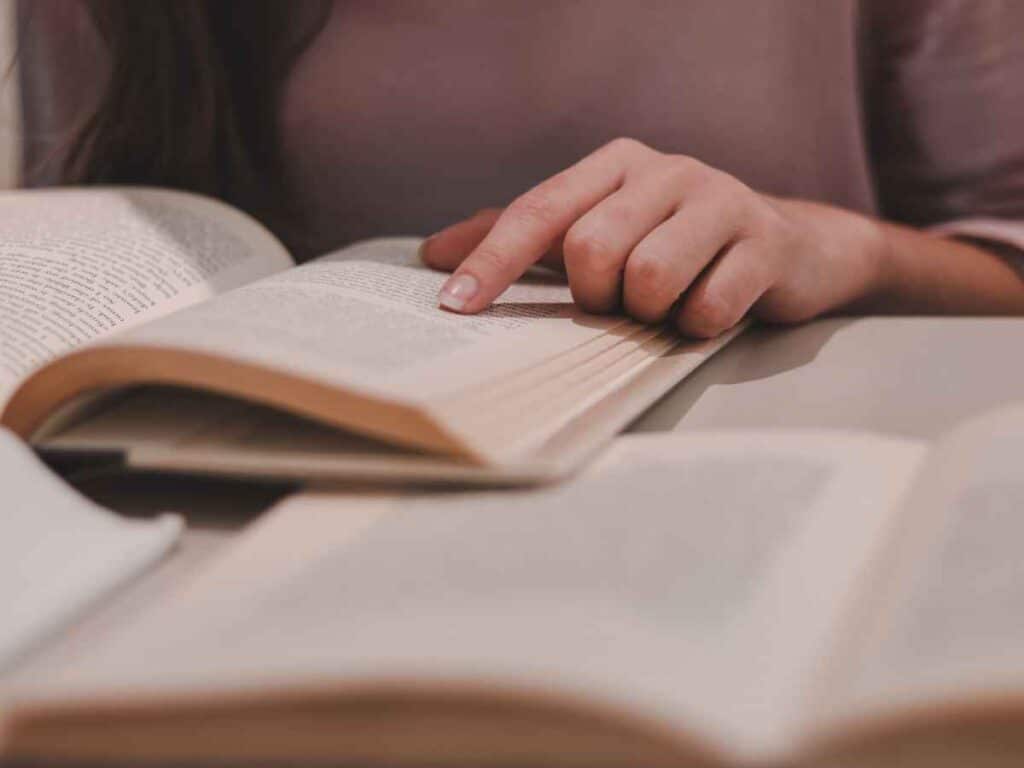 Mulher estudando caracteristicas do romantismo brasileiro.