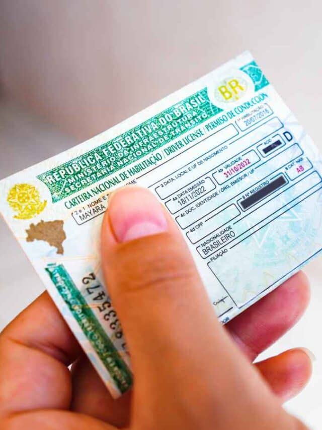 CROPPED: Pessoa vendo se sua carteira de habilitação possui pontos por infrações.