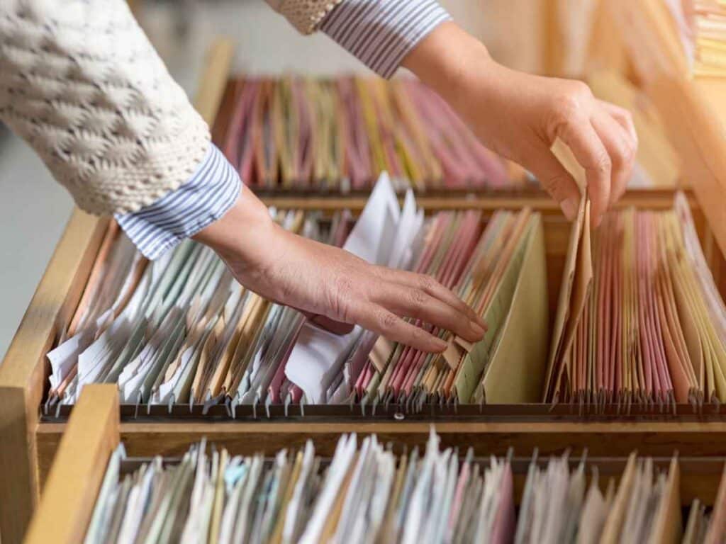 Empregador separando a documentação recisória de seu ex-funcionário.