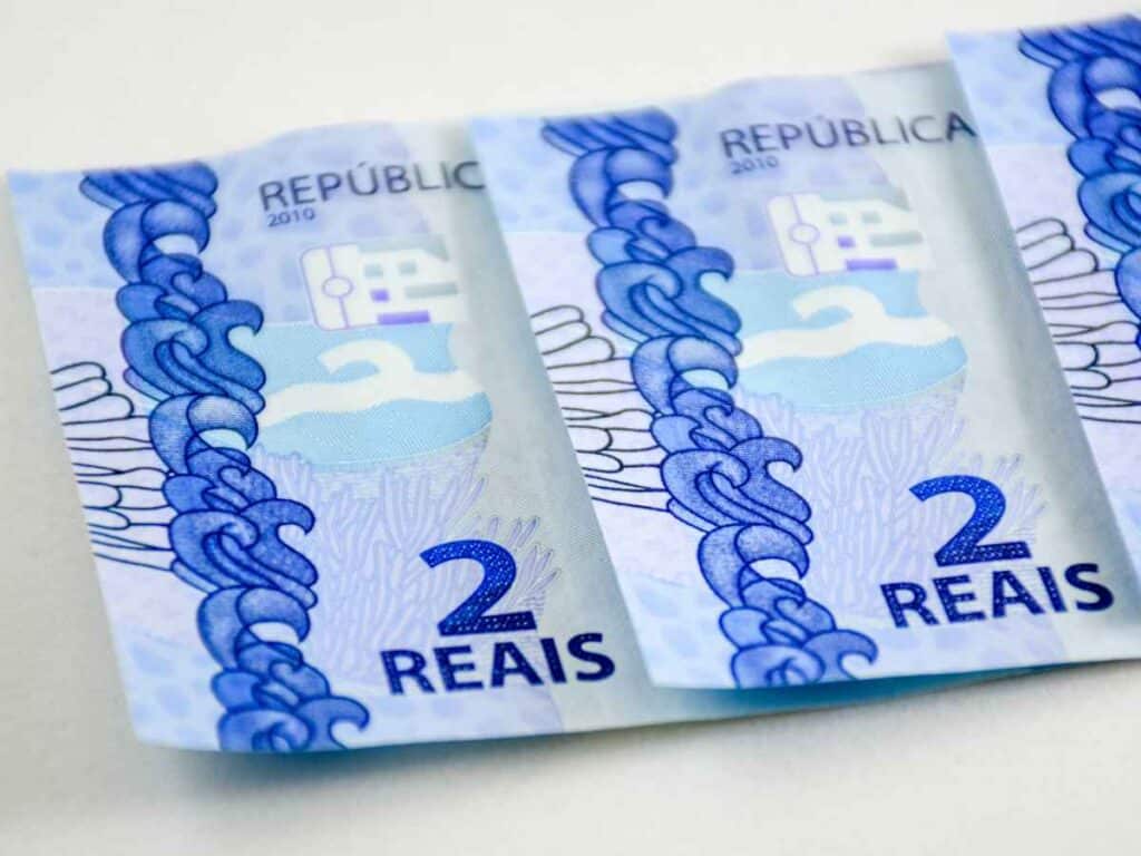 Duas notas de dois reais lado a lado