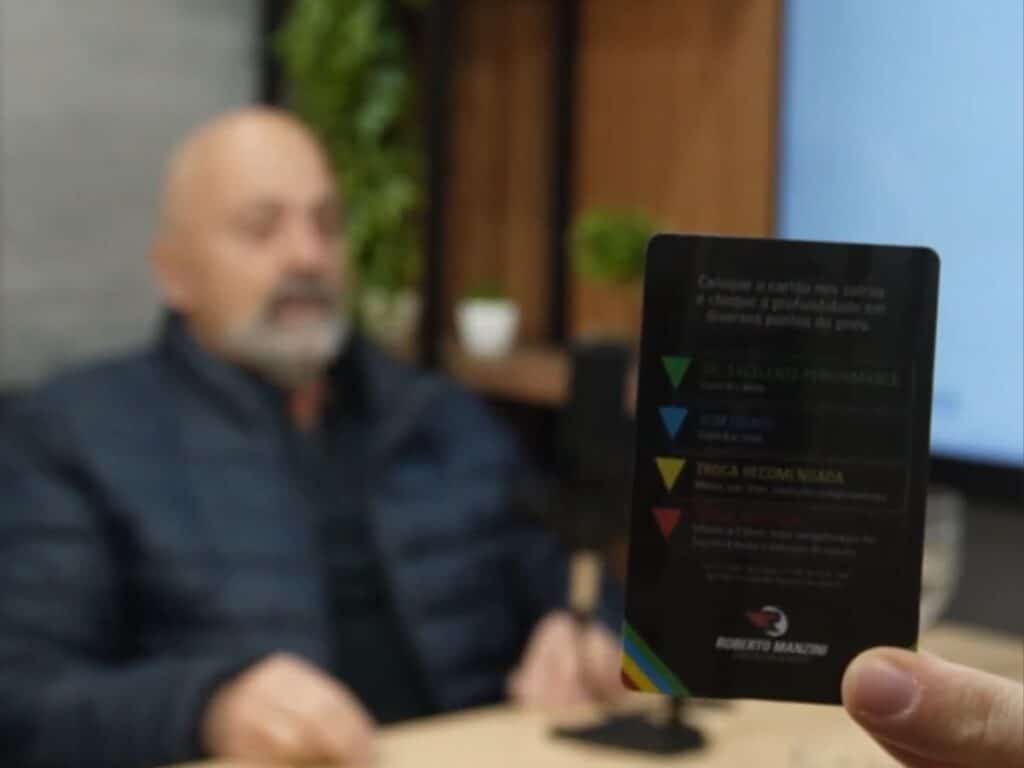 Profundimetro de cores em foco no centro da tela. Roberto Manzini desfocado ao fundo.