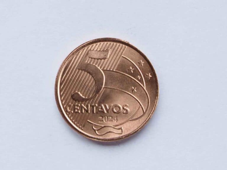 Imagem de uma moeda de 5 centavos do Brasil, ano 2024, vista de frente sobre um fundo claro.