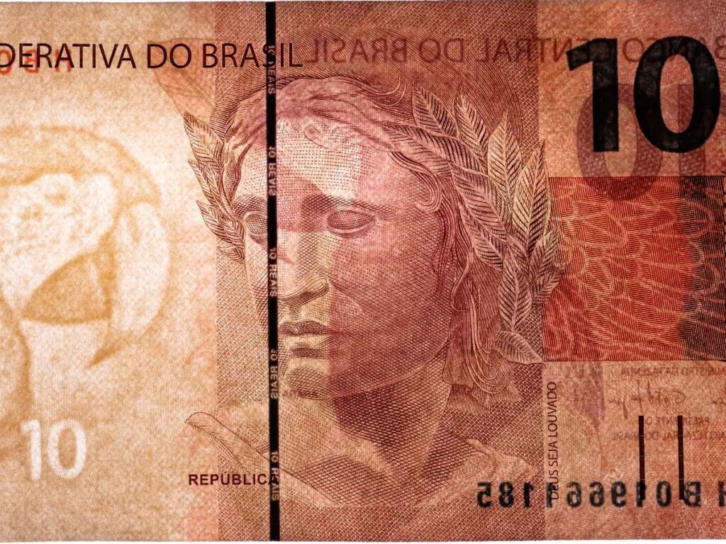 Imagem de uma nota de 10 reais exibindo detalhes ampliados das marcas de autenticidade