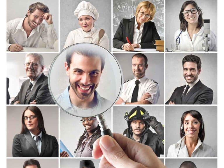 Colagem com profissionais de diferentes áreas e uma lupa destacando o rosto de um candidato, representando seleção de talentos.