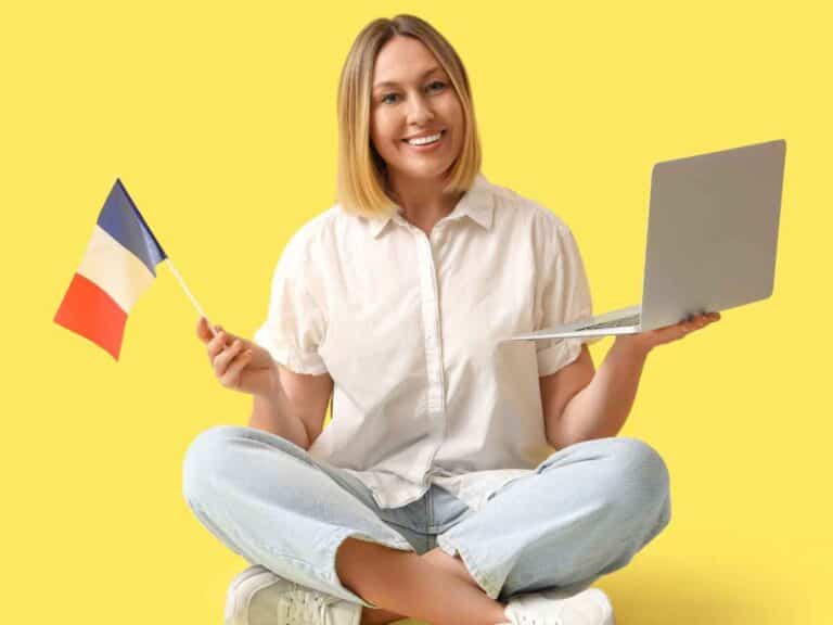 Mulher sentada com notebook e bandeira da França sobre fundo amarelo, representando o uso da inteligência artificial no aprendizado de idiomas